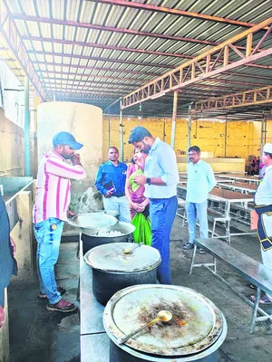 విద్యార్థులకు నాణ్యమైన భోజనం అందించాలి