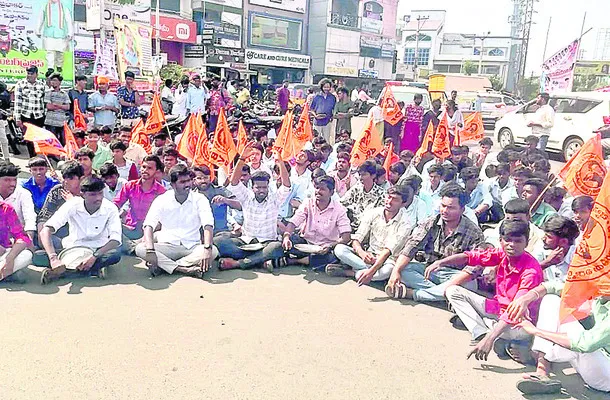 విద్యార్థుల ప్రాణాలతో ఆడుకుంటున్న ప్రభుత్వం