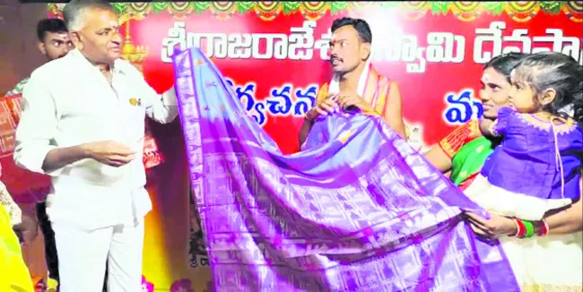 అమ్మవారికి వెండి పట్టుచీర
