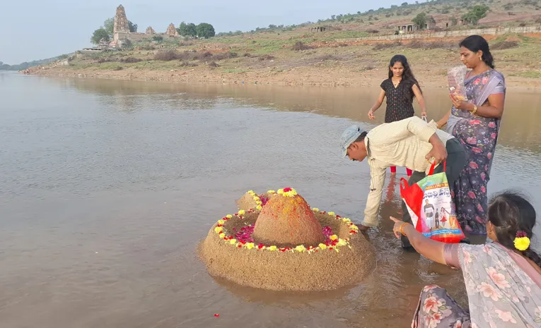 Sand shivling Attracts Devotees In Pushpagiri Penna River