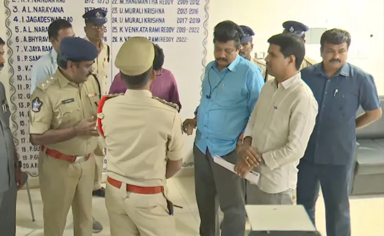 Police Obstruct AP Employees Union President Venkataram Reddy Press Meet