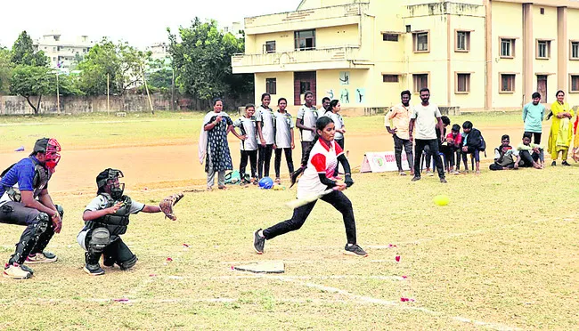 ఉత్సాహంగా సాఫ్ట్‌బాల్‌ టోర్నీ 