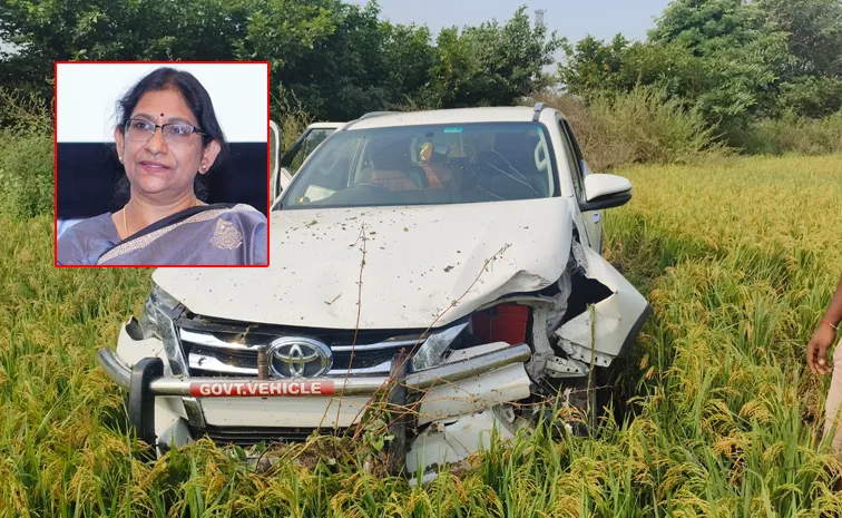 IAS Vani Prasad car met road accident in Suryapet