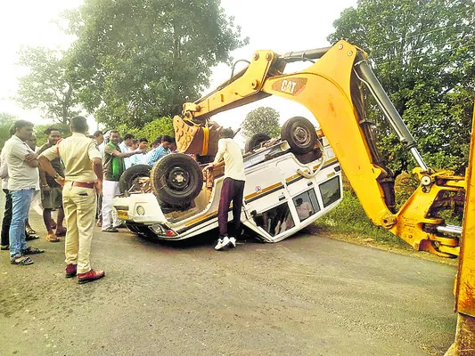 బైక్‌ను ఢీకొట్టి బొలెరో బోల్తా