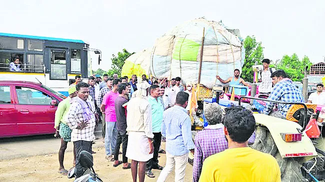 ఆగ్రహించిన పత్తి రైతులు