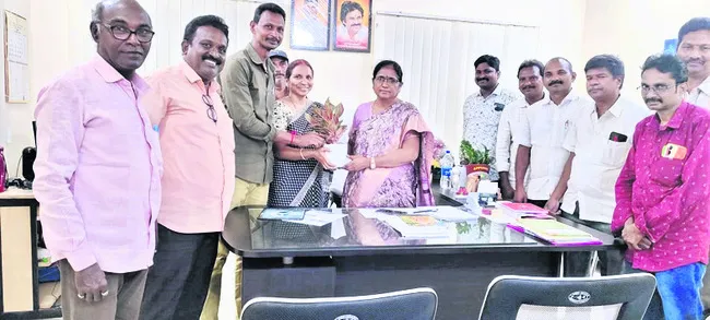 డీఈఓను కలిసిన నాయకులు 