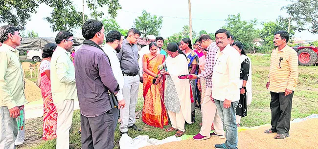 కొనుగోలు కేంద్రాలతో రైతులకు భరోసా