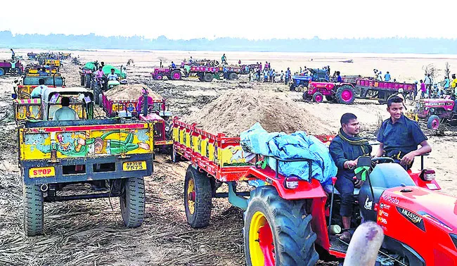 రావులపాలెం మండలం గోపాలపురంలోని వశిష్ట గోదావరిలో జరుగుతున్న ఇసుక అక్రమ తవ్వకాలు