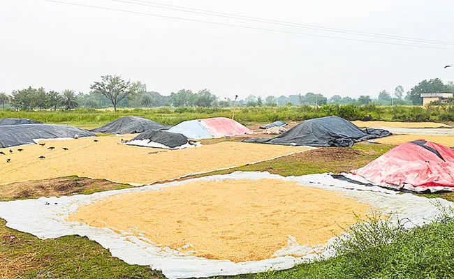 దేవులపల్లి కొనుగోలు కేంద్రం వద్ద ఉన్న పరిస్థితి