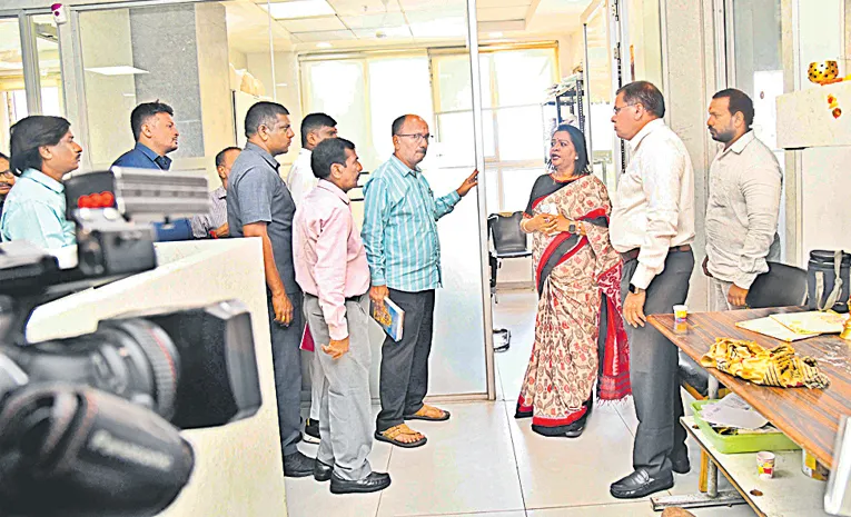 GHMC Mayor Gadwal Vijayalakshmi Fires On Officials For Not Coming Office In Time