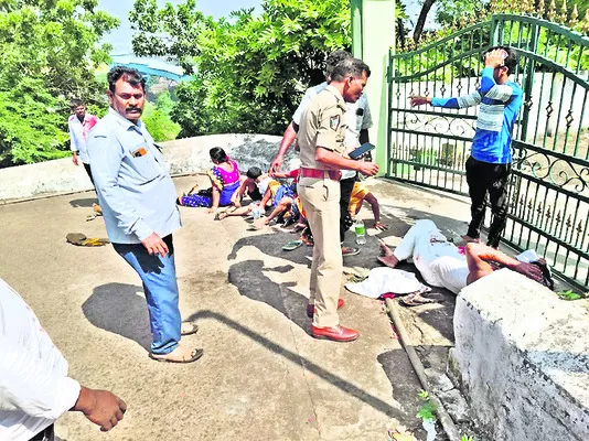 ఆటో బోల్తా.. 12 మందికి స్వల్పగాయాలు 