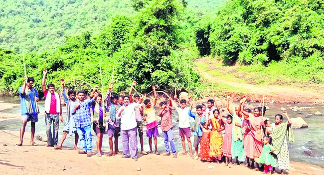 గిరిజనుల వినూత్న నిరసన 