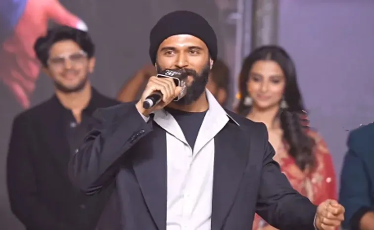 Tollywood Hero Vijay Devarakonda Steps Down At A event In Mumbai Video Goes Viral