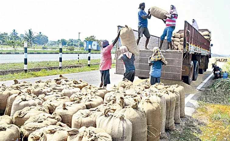 Farmers Face Troubles At grain Purchasing Center: Andhra pradesh