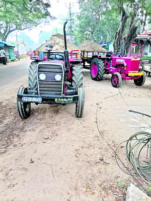 అక్రమ ఇసుక రవాణాను  అడ్డుకున్న గ్రామస్తులు 
