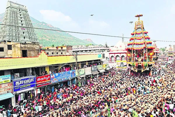 మహారథోత్సవంలో పాల్గొన్న భక్తులు