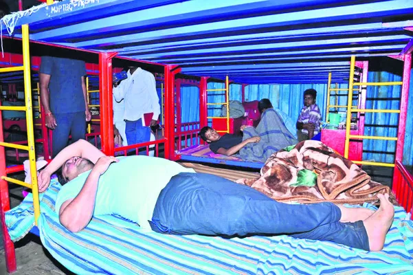 బీసీ బాలుర గురుకులంలో రాత్రి బస చేసిన కలెక్టర్ బదావత్ సంతోష్