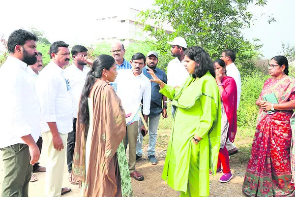 కళాశాల నిర్మాణానికి స్థల పరిశీలన