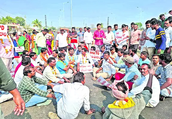 సర్వీస్‌ రోడ్డు కోసం ఆందోళన 