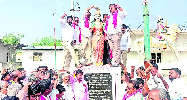 మహిళలను కించపర్చిన ప్రభుత్వం