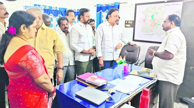 కేంద్రీయ విద్యాలయ భవనంలో ఇతర ఆఫీసులా? 