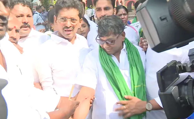 YSRCP Support Farmers: Ex MLA Injured At Vizag Collectorate