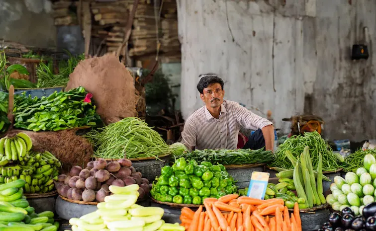 Maharashtra: Due to heavy rains veggie, dal prices soars