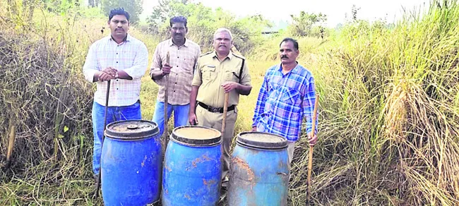 600 లీటర్ల బెల్లం పులుపు ధ్వంసం 