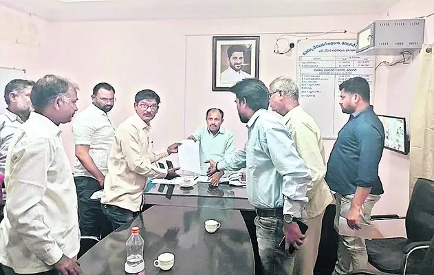 డిమాండ్లు ఒప్పుకుంటేనే భూములిస్తాం 