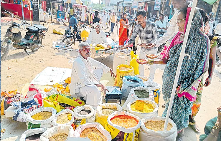 All types of pulses in Jukkal market