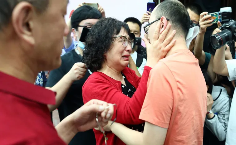 Chinese man reunites with millionaire parents after 26 years