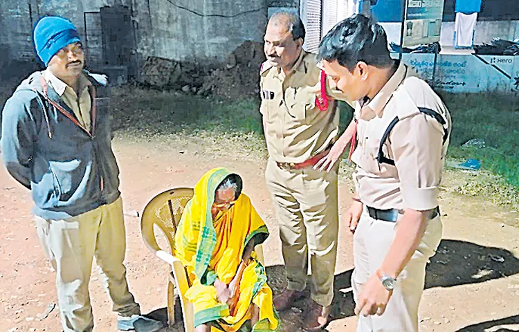 A mother was abandoned in a deserted place in Gannavaram