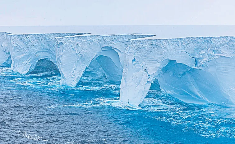 World largest A23a Iceberg is moving in the Antarctic Ocean