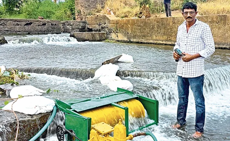 A hydro lift that lifts stream water without electricity