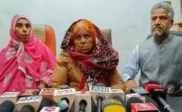 hamida bano of Mumbai returned to india after about 22 years from pakistan