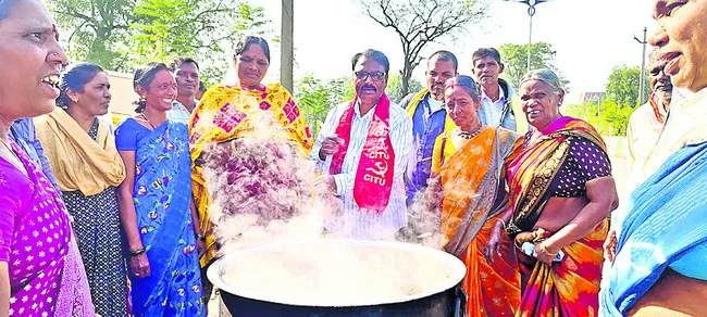 ‘మధ్యాహ్న’ కార్మికుల   వంటావార్పు
