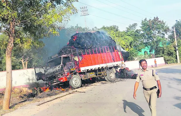 విద్యుత్‌ వైర్లు తాకి వరిగడ్డి దగ్ధం 