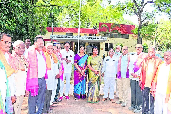 పెన్షనర్లను ప్రతి ఒక్కరూ గౌరవించాలి