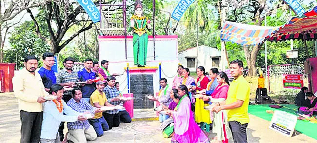  సీతంపేట ఐటీడీఏలోని అడవితల్లి విగ్రహం వద్ద మంగళవారం భిక్షాటన