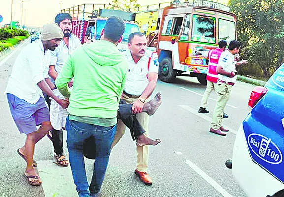 విద్యుత్‌ స్తంభాన్ని ఢీకొన్న టవేరా 