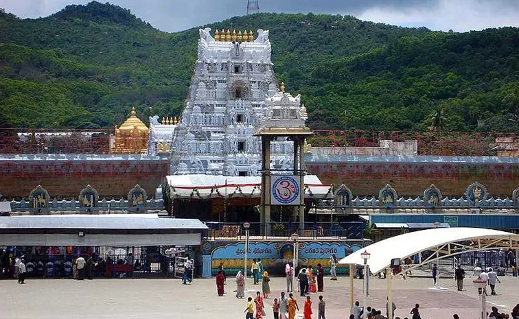 Tirumala: తిరుమలకు పోటెత్తిన భక్తులు.. సర్వదర్శనానికి 12 గంటల సమయం