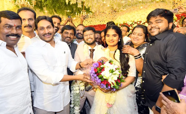 YS Jagan Attend YSRCP Leader Daughter Wedding Reception At Kurnool