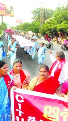 ఫిక్స్‌డ్‌ వేతనం రూ.18 వేలు ఇవ్వాలి