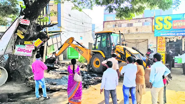 అక్రమ నిర్మాణాలు తొలగింపు