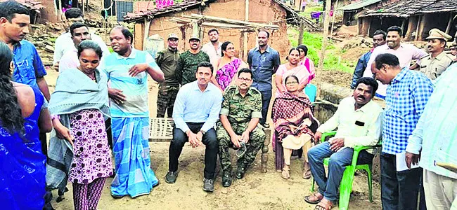 గిరిజన గ్రామాల్లో కలెక్టర్‌, ఎస్పీ సుడిగాలి పర్యటన 