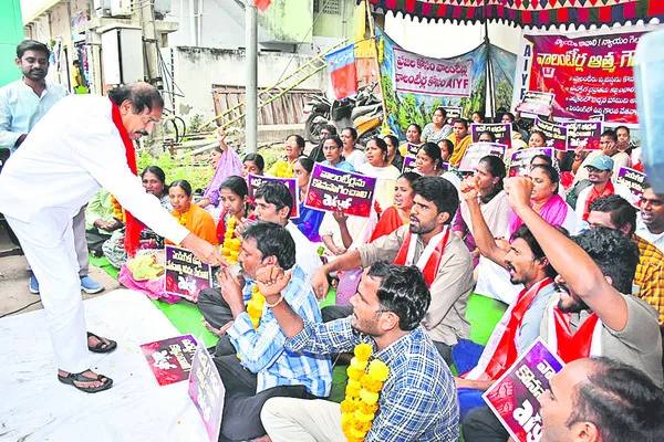 వలంటీర్‌ వ్యవస్థను కొనసాగించాలి 