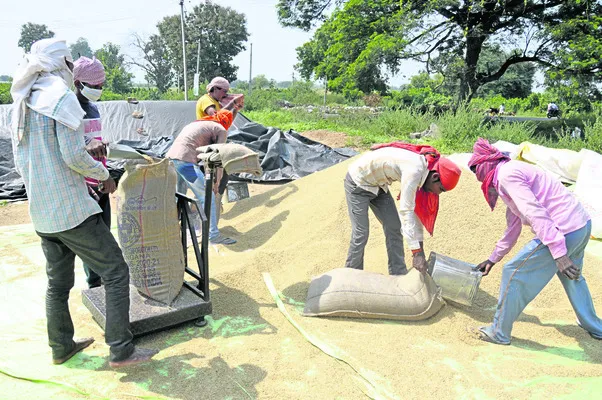 లక్ష్యానికి దూరంగా..