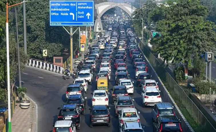 Delhi Farmers Protest Traffic jam at Chilla border