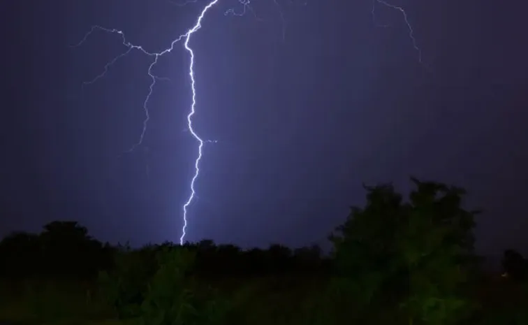 How to protect yourself from thunderstorm fallow these precautions