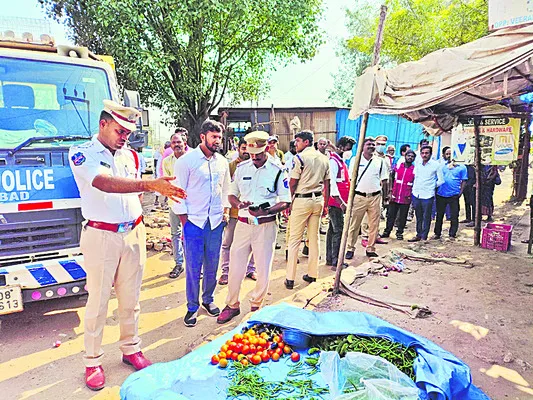 ఫుట్‌పాత్‌లు ఆక్రమిస్తే చర్యలు 